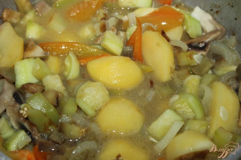 Фото приготовление рецепта: Овощное рагу с баклажаном, перцем и грибами шаг №4