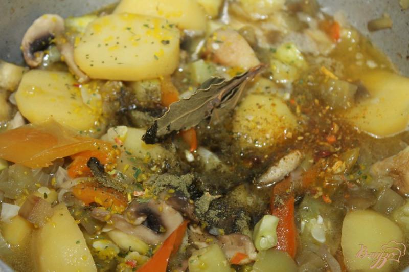 Фото приготовление рецепта: Овощное рагу с баклажаном, перцем и грибами шаг №5