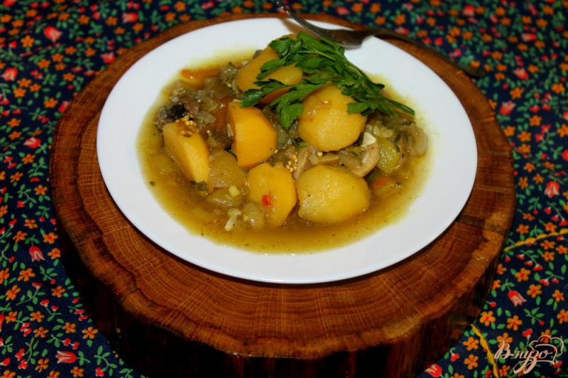Фото приготовление рецепта: Овощное рагу с баклажаном, перцем и грибами шаг №7