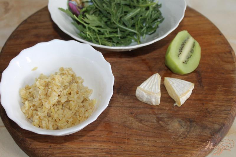 Фото приготовление рецепта: Салат с булгуром и сыром Бри шаг №1
