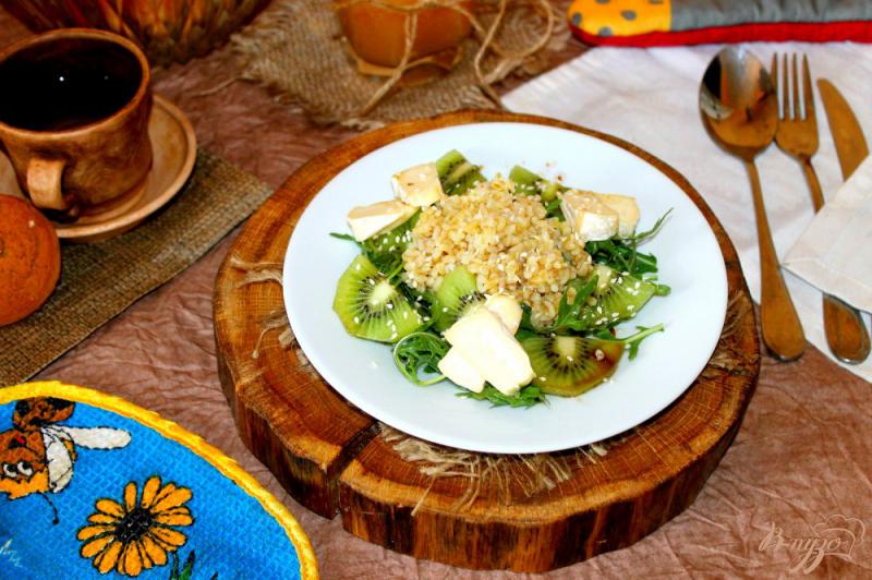 Фото приготовление рецепта: Салат с булгуром и сыром Бри шаг №7