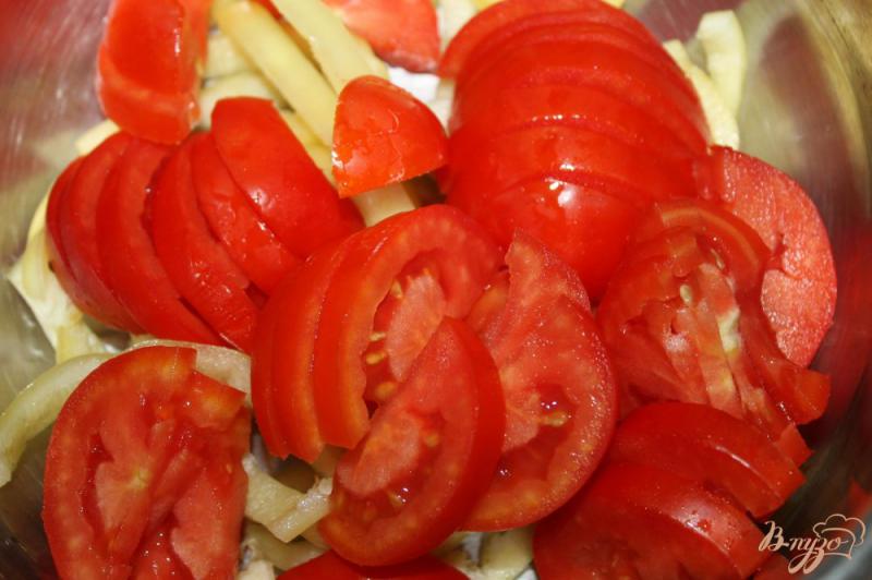 Фото приготовление рецепта: Салат с красной и белокочанной капусты с помидорами и перцем шаг №3