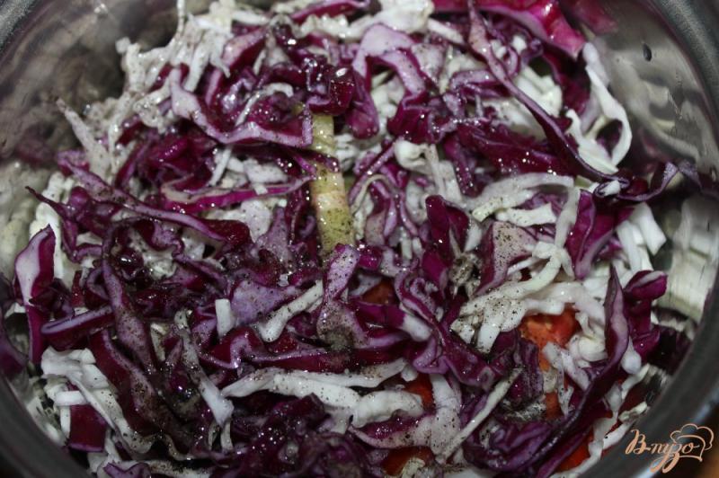 Фото приготовление рецепта: Салат с красной и белокочанной капусты с помидорами и перцем шаг №5