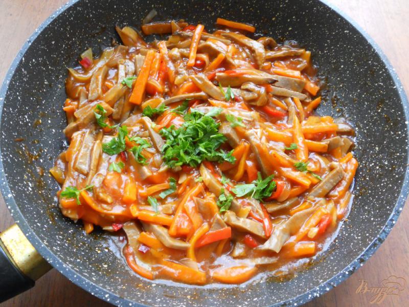 Фото приготовление рецепта: Свиной язык с овощами в томатно-соевом соусе по-китайски шаг №8