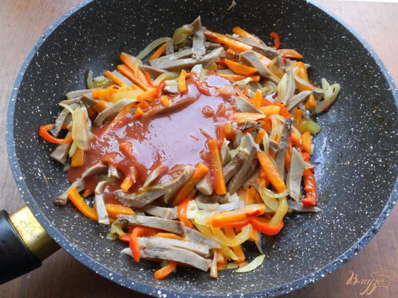 Фото приготовление рецепта: Свиной язык с овощами в томатно-соевом соусе по-китайски шаг №7
