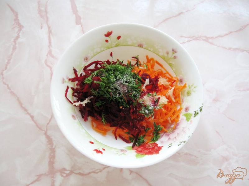 Фото приготовление рецепта: Салат из сырой свеклы с морковью и чесноком шаг №4