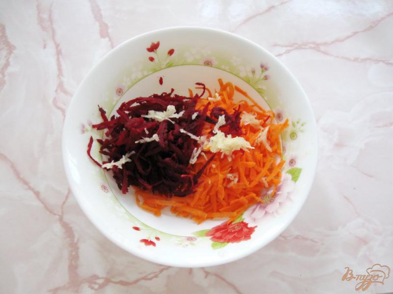 Фото приготовление рецепта: Салат из сырой свеклы с морковью и чесноком шаг №3