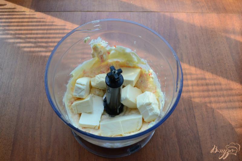 Фото приготовление рецепта: Намазка из плавленного сыра, лука и яиц шаг №3