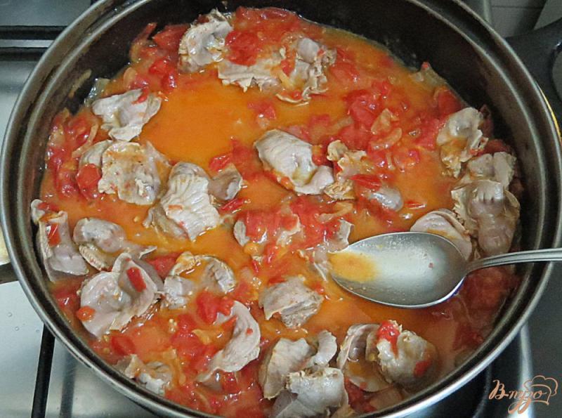 Фото приготовление рецепта: Куриные желудочки с помидорами шаг №8