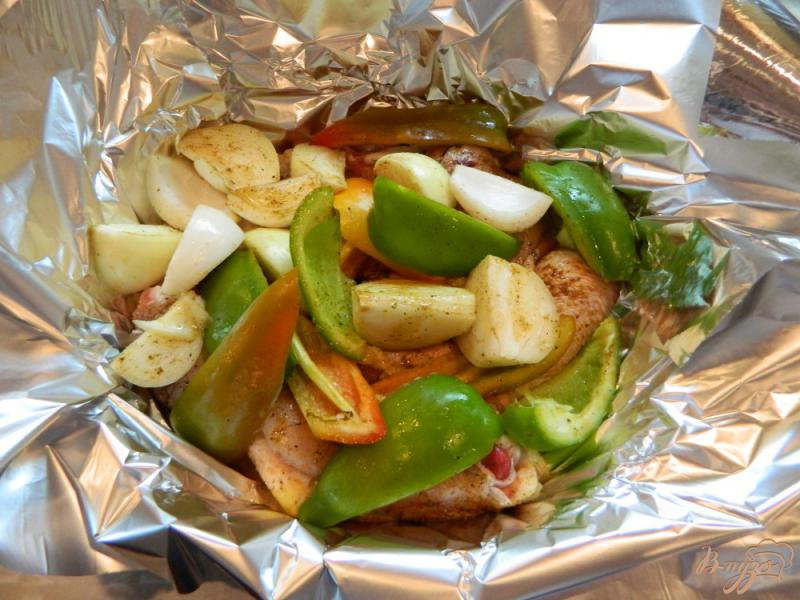 Фото приготовление рецепта: Курица с овощами запеченная в фольге шаг №4