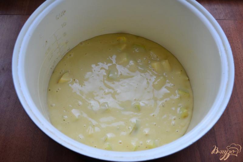 Фото приготовление рецепта: Пирог с яблоками на кефире в мультиварке шаг №5