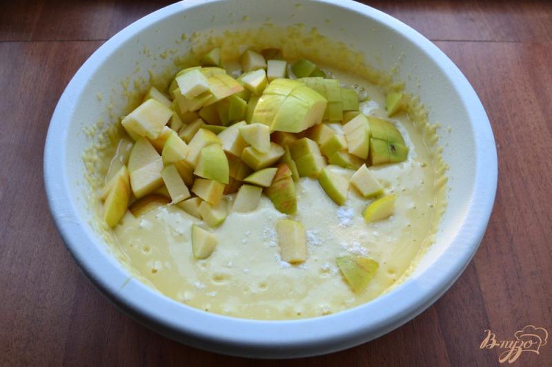 Фото приготовление рецепта: Пирог с яблоками на кефире в мультиварке шаг №4