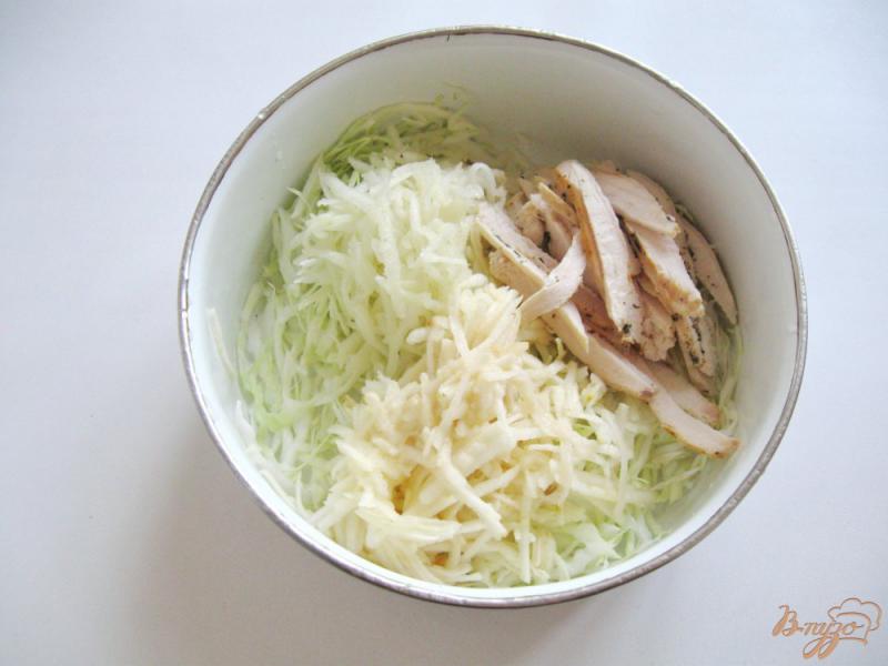 Фото приготовление рецепта: Салат из капусты с фруктами и отварной курицей шаг №4