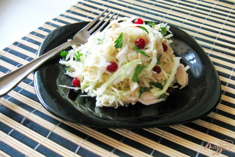 Фото приготовление рецепта: Салат из капусты с фруктами и отварной курицей шаг №6