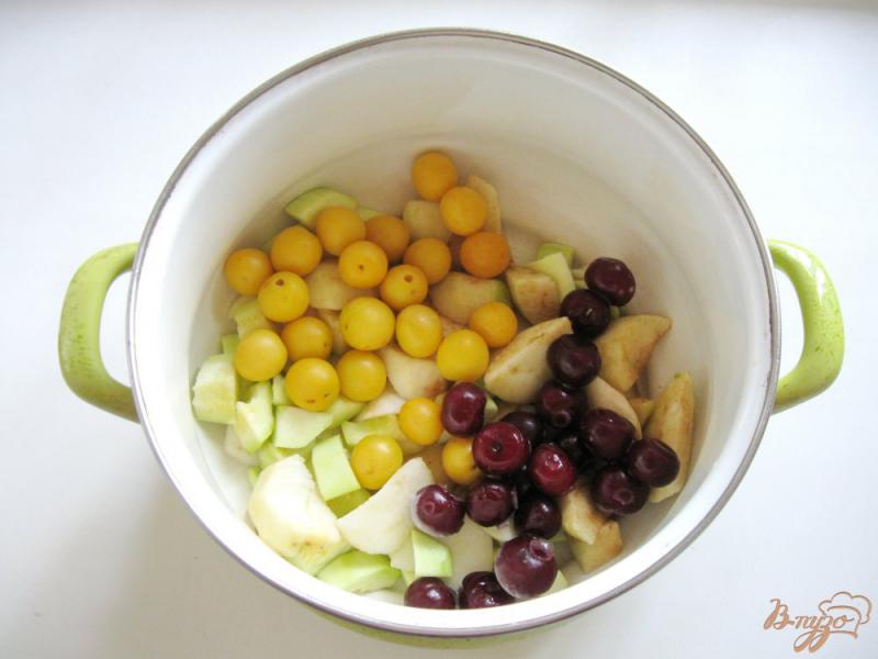 Фото приготовление рецепта: Компот из фруктов-микс шаг №3