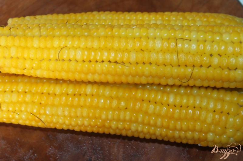 Фото приготовление рецепта: Отварная кукуруза с ароматным маслом и зеленью шаг №2