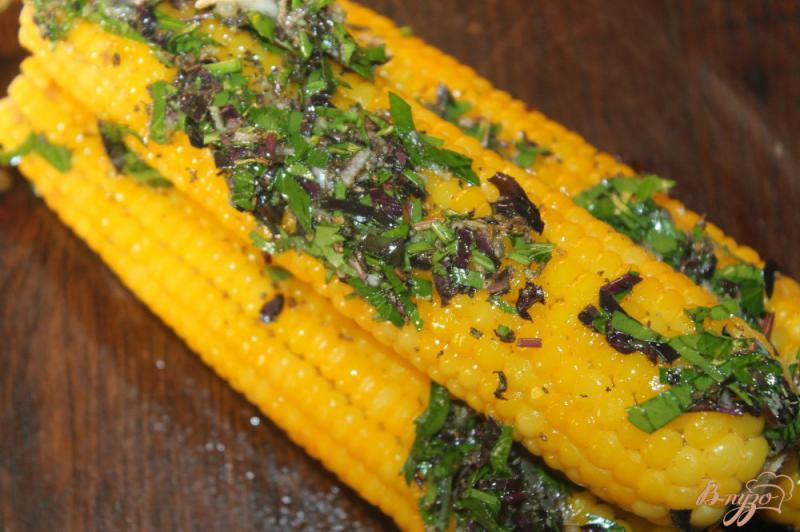 Фото приготовление рецепта: Отварная кукуруза с ароматным маслом и зеленью шаг №7