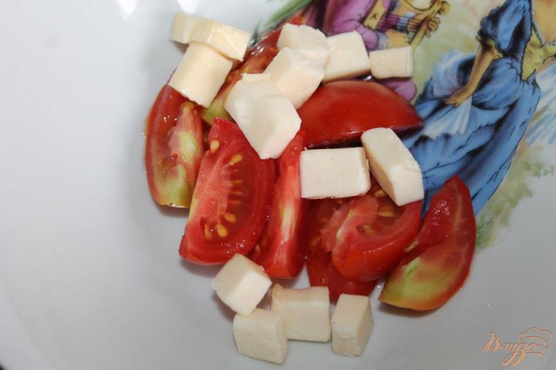 Фото приготовление рецепта: Салат с омлетом, печеным баклажаном и помидорами шаг №4