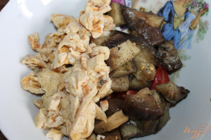Фото приготовление рецепта: Салат с омлетом, печеным баклажаном и помидорами шаг №5
