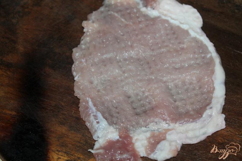 Фото приготовление рецепта: Свиная отбивная с карамелизированным луком шаг №2
