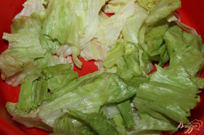 Фото приготовление рецепта: Салат с соленой семгой, оливками, помидорами и сыром Бри шаг №1