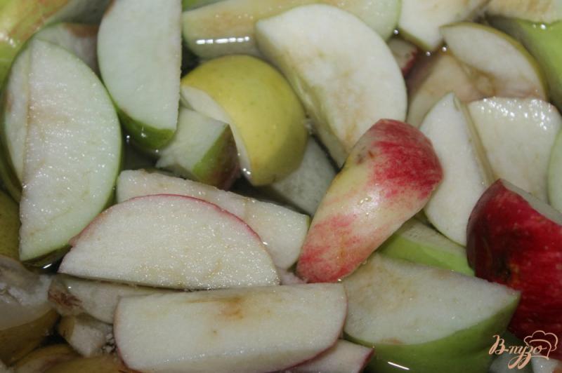 Фото приготовление рецепта: Компот из домашних груш и яблок шаг №3