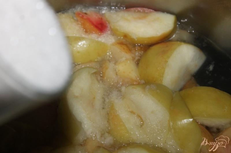 Фото приготовление рецепта: Компот из домашних груш и яблок шаг №4