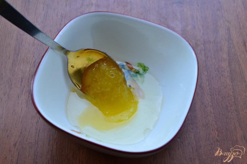 Фото приготовление рецепта: Помидоры с луком, базиликом и медом шаг №4