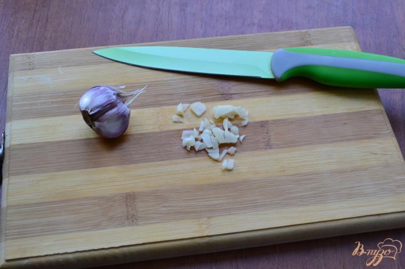 Фото приготовление рецепта: Помидоры с луком, базиликом и медом шаг №3