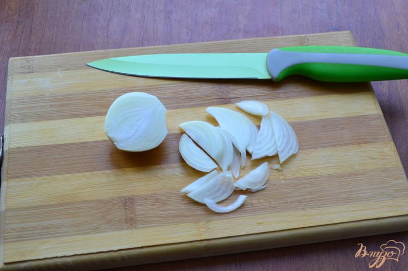 Фото приготовление рецепта: Помидоры с луком, базиликом и медом шаг №2