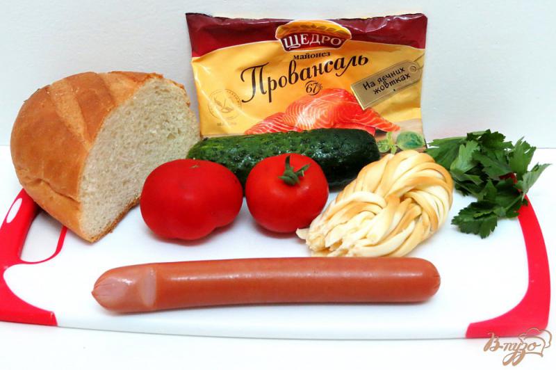 Фото приготовление рецепта: Горячие бутерброды с сосиской помидором и огурцом шаг №1