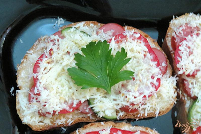 Фото приготовление рецепта: Горячие бутерброды с сосиской помидором и огурцом шаг №8