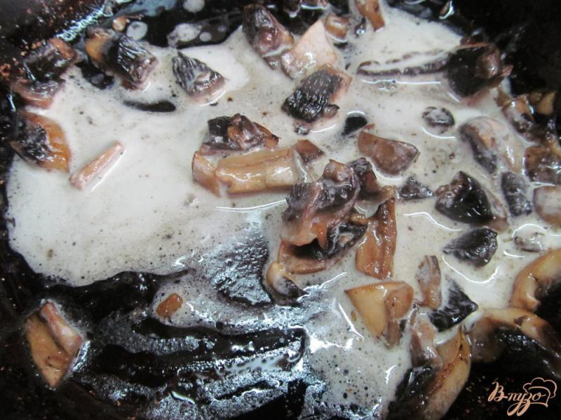 Фото приготовление рецепта: Йоркширский пудинг с грибами и сыром шаг №5