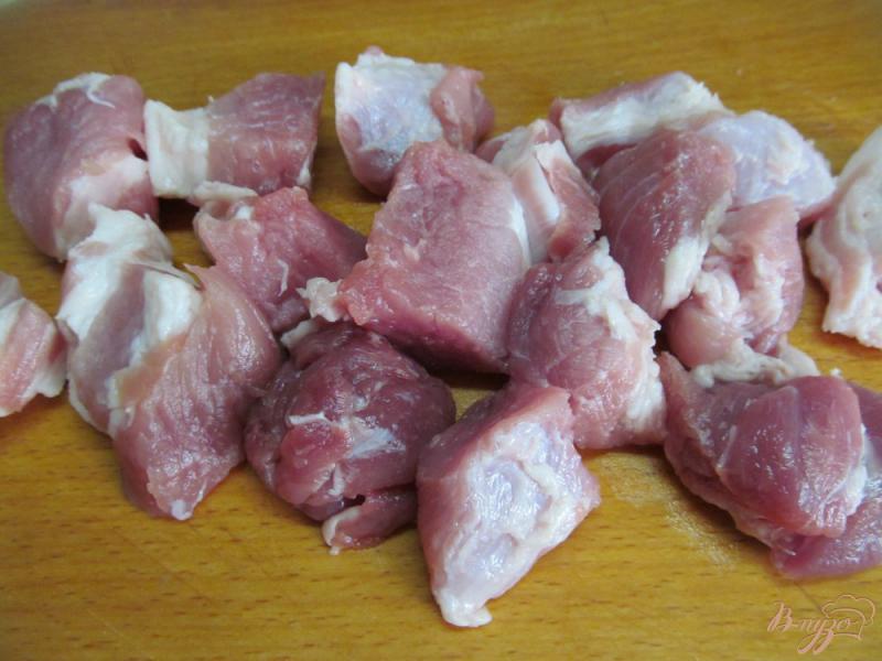 Фото приготовление рецепта: Свинина с картофелем под устричным соусом шаг №1