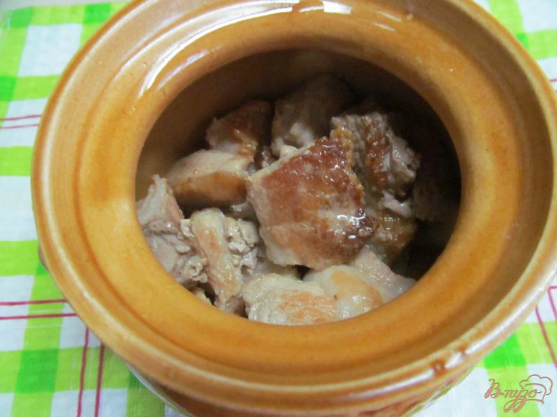 Фото приготовление рецепта: Свинина с картофелем под устричным соусом шаг №4
