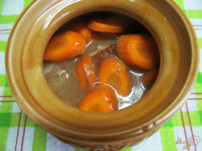 Фото приготовление рецепта: Свинина с картофелем под устричным соусом шаг №6