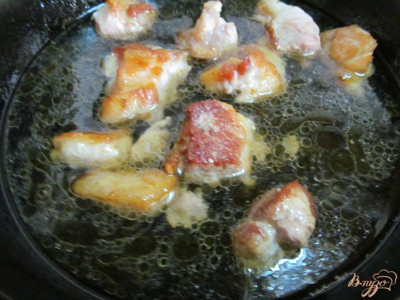 Фото приготовление рецепта: Свинина с картофелем под устричным соусом шаг №2