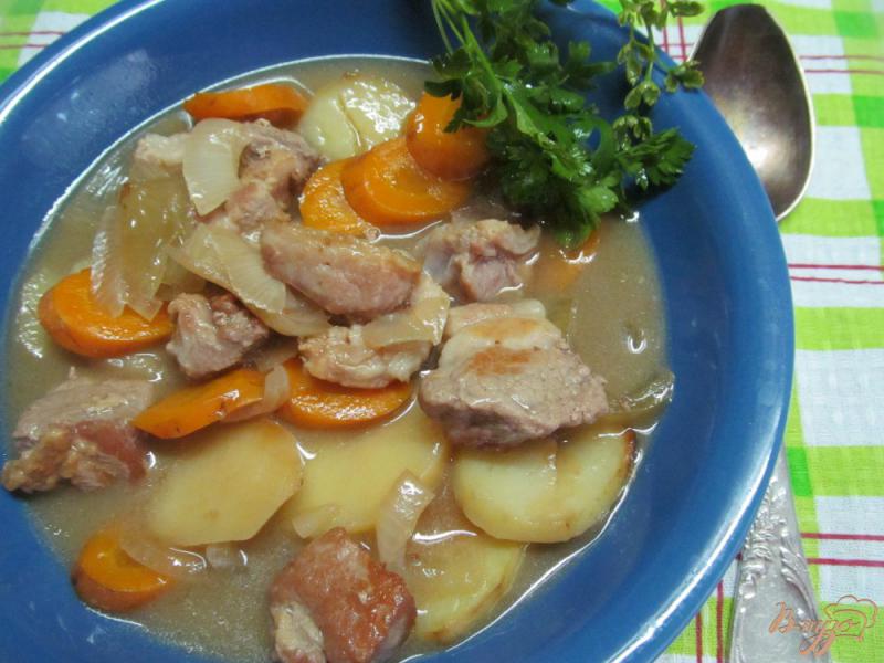 Фото приготовление рецепта: Свинина с картофелем под устричным соусом шаг №9