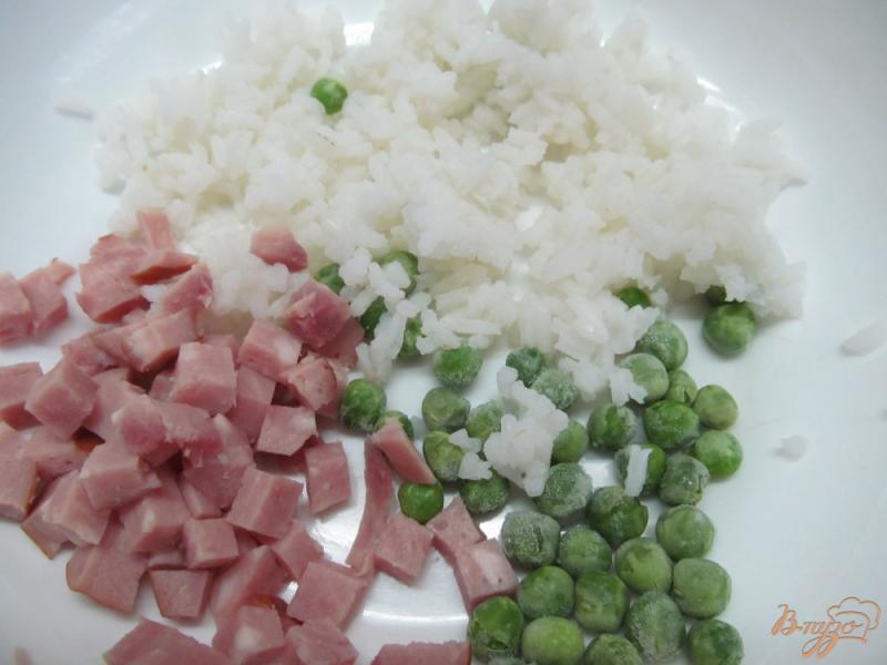Фото приготовление рецепта: Салат из риса с ветчиной и овощами шаг №1