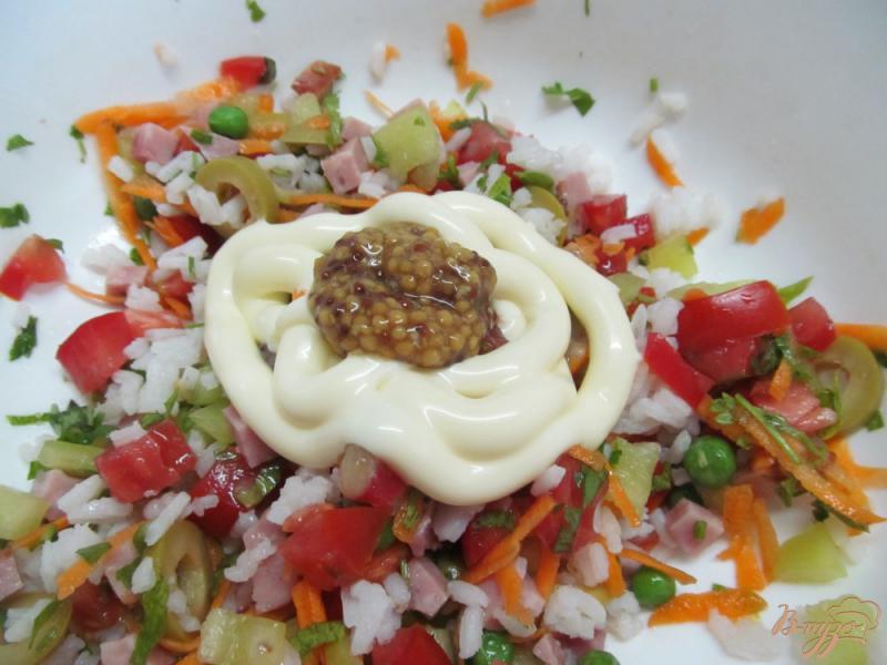 Фото приготовление рецепта: Салат из риса с ветчиной и овощами шаг №4