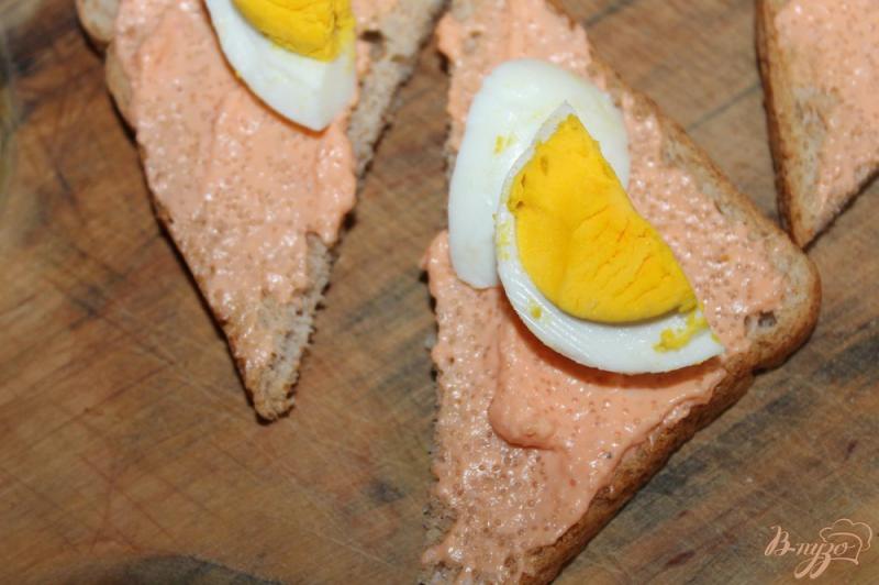 Фото приготовление рецепта: Бутерброды с рыбной пастой, яйцом и сыром шаг №3