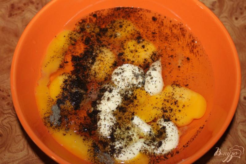 Фото приготовление рецепта: Омлет с моцареллой, помидорами и колбасой шаг №2