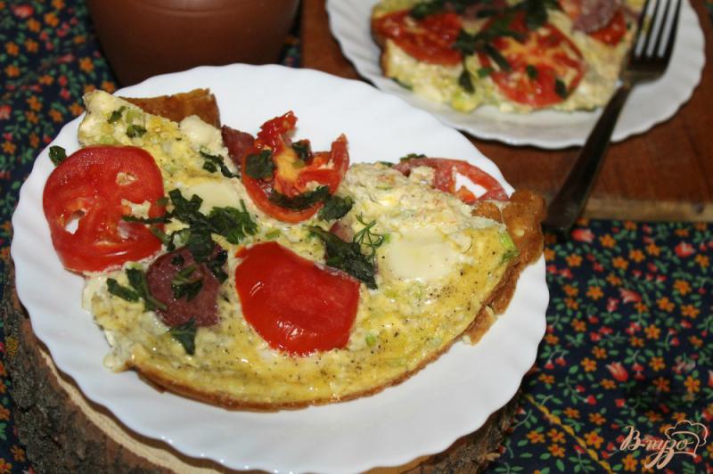 Фото приготовление рецепта: Омлет с моцареллой, помидорами и колбасой шаг №7