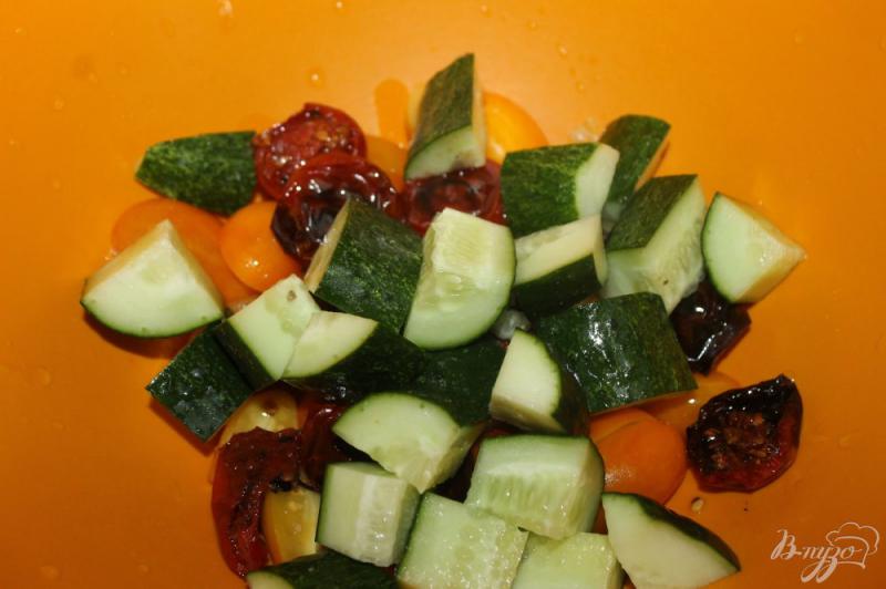 Фото приготовление рецепта: Салат с вялеными помидорами и сыром Фета шаг №3