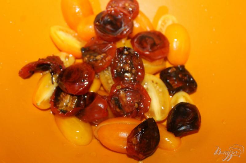Фото приготовление рецепта: Салат с вялеными помидорами и сыром Фета шаг №2