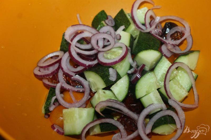 Фото приготовление рецепта: Салат с вялеными помидорами и сыром Фета шаг №4