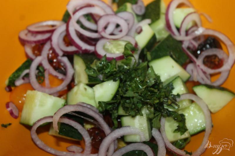 Фото приготовление рецепта: Салат с вялеными помидорами и сыром Фета шаг №5