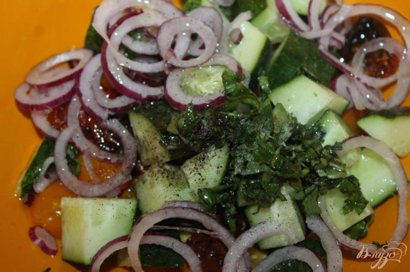 Фото приготовление рецепта: Салат с вялеными помидорами и сыром Фета шаг №6
