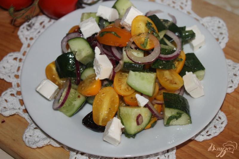Фото приготовление рецепта: Салат с вялеными помидорами и сыром Фета шаг №7