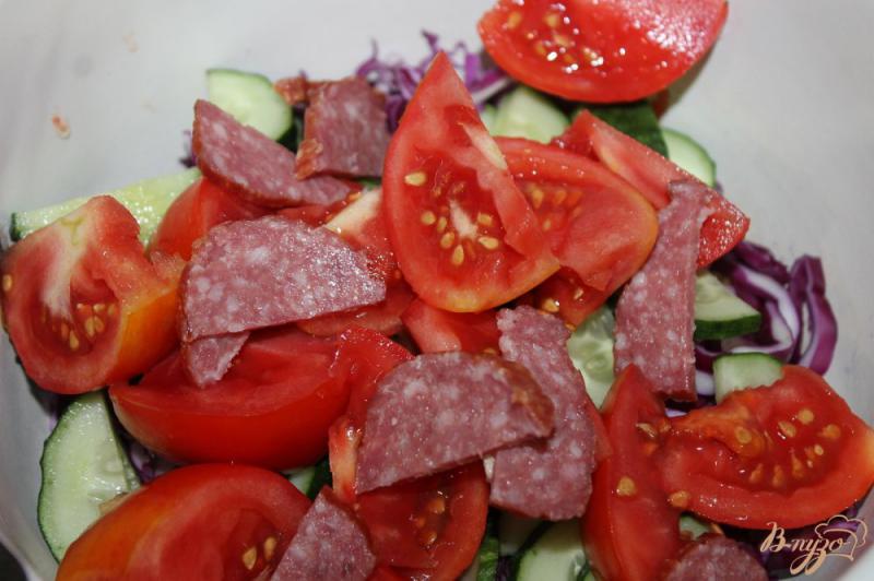 Фото приготовление рецепта: Салат с краснокочанной капустой, помидорами и колбасой шаг №4